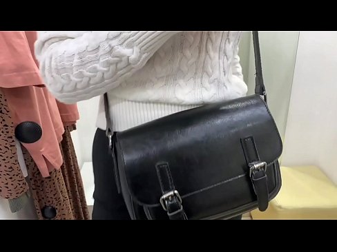❤️ Melancap awam perempuan jalang FeralBerry dengan dildo di dalam bilik pemasangan ❤️ Video seks pada kami